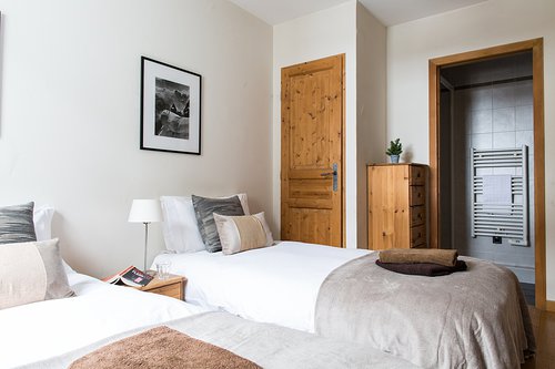Twin bedroom's storage & door to ensuite shower room