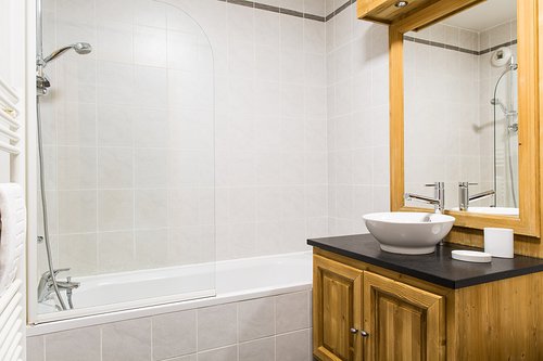 Flexible bedroom's full ensuite bathroom