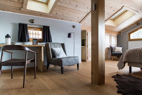 Contemporary furnishings throughout