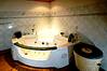 Bathroom Jacuzzi, Chalet le Flocon