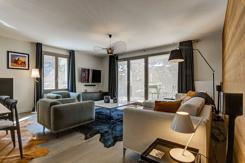 Glass doors onto large balcony  | Portes vitrées donnant sur un grand balcon 