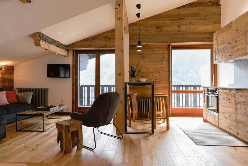 Open plan living area with 2 sets of glass doors onto balcony  |Espace de vie ouvert avec deux portes vitrées donnant sur le balcon