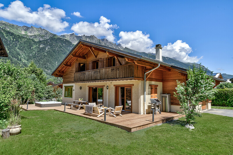 Large deck with outdoor furniture and BBQ|Grande terrasse avec mobilier d'extérieur et barbecue