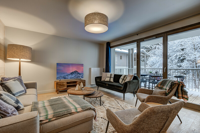 Living area with glass doors onto balcony|Espace de vie avec portes vitrées donnant sur le balcon