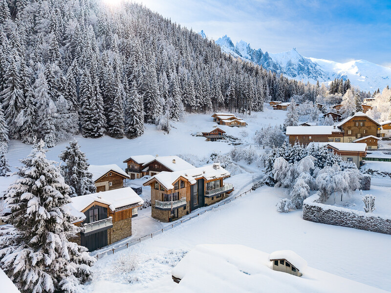 Two buildings linked by lower floor|Deux bâtiments reliés par un étage inférieur